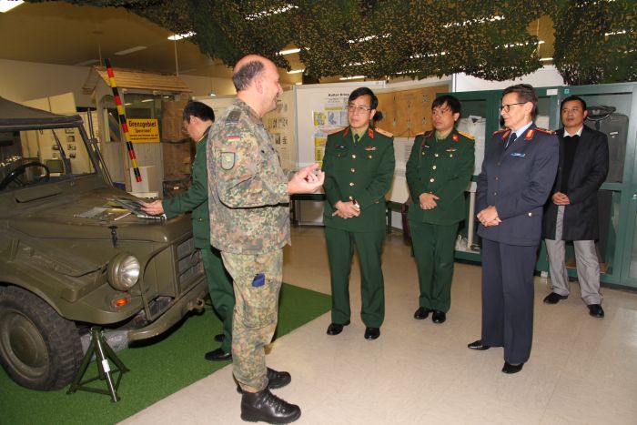 Besuch Direktor Vietnam SanAkBw