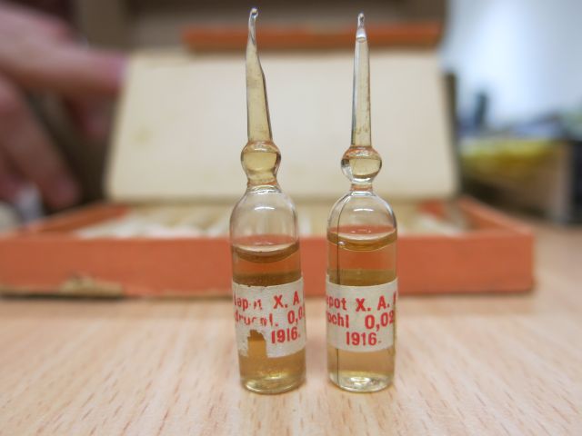 Morphin Ampullen aus dem I. Weltkrieg. Foto Dr. Hartmann