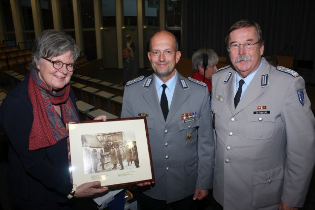 Uebergabe Abbildung an OTL Urbatschek